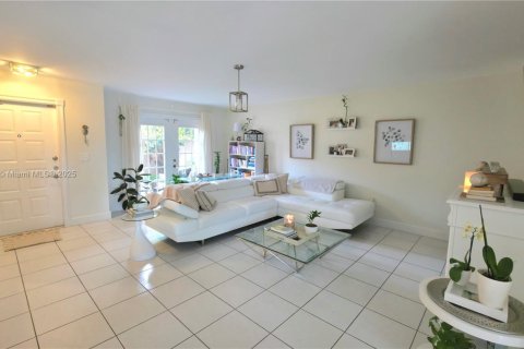 Townhouse in Miami, Florida 3 bedrooms, 175.59 sq.m. № 1960663 - photo 8
