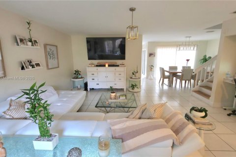 Townhouse in Miami, Florida 3 bedrooms, 175.59 sq.m. № 1960663 - photo 10