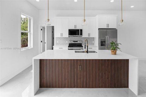 House in Lehigh Acres, Florida 3 bedrooms № 2040668 - photo 7