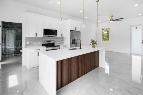 House in Lehigh Acres, Florida 3 bedrooms № 2040668 - photo 5