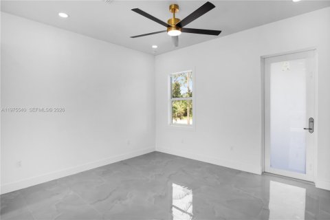 House in Lehigh Acres, Florida 3 bedrooms № 2040668 - photo 10