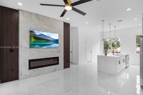 House in Lehigh Acres, Florida 3 bedrooms № 2040668 - photo 3