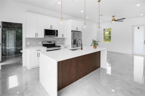 House in Lehigh Acres, Florida 3 bedrooms № 2040668 - photo 9