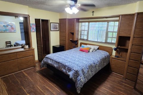 Casa en venta en Hialeah, Florida, 3 dormitorios, 126.81 m2 № 1893331 - foto 9