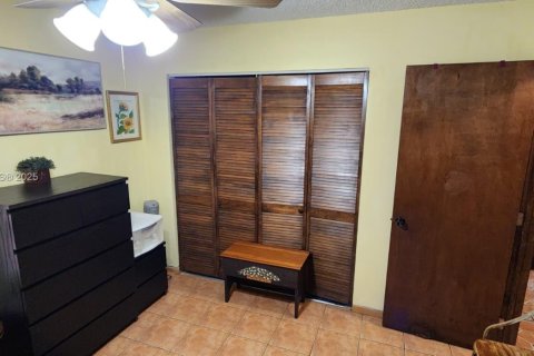 Casa en venta en Hialeah, Florida, 3 dormitorios, 126.81 m2 № 1893331 - foto 4