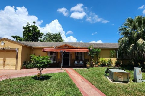 Casa en venta en Hialeah, Florida, 3 dormitorios, 126.81 m2 № 1893331 - foto 1