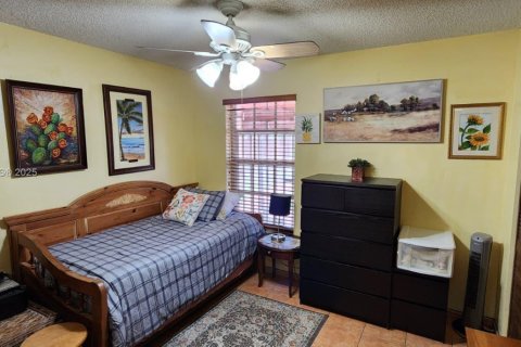 Casa en venta en Hialeah, Florida, 3 dormitorios, 126.81 m2 № 1893331 - foto 5