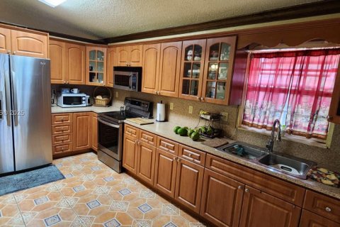 Casa en venta en Hialeah, Florida, 3 dormitorios, 126.81 m2 № 1893331 - foto 10