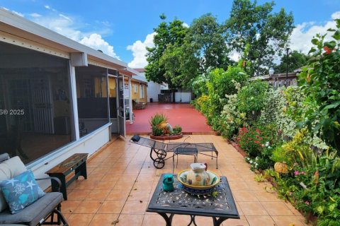 Casa en venta en Hialeah, Florida, 3 dormitorios, 126.81 m2 № 1893331 - foto 3