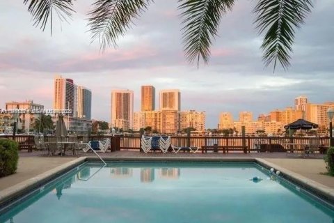 Condominio en Hallandale Beach, Florida, 2 dormitorios  № 2044922