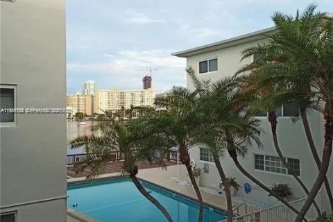 Condominio en alquiler en Hallandale Beach, Florida, 2 dormitorios, 117.06 m2 № 2044922 - foto 25