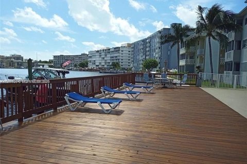 Condominio en alquiler en Hallandale Beach, Florida, 2 dormitorios, 117.06 m2 № 2044922 - foto 23