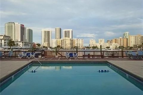 Condominio en alquiler en Hallandale Beach, Florida, 2 dormitorios, 117.06 m2 № 2044922 - foto 19