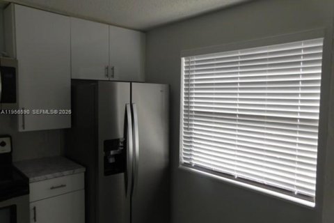 Casa en alquiler en Hialeah, Florida, 2 dormitorios, 86.58 m2 № 2010661 - foto 6