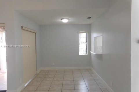 Casa en alquiler en Hialeah, Florida, 2 dormitorios, 86.58 m2 № 2010661 - foto 3