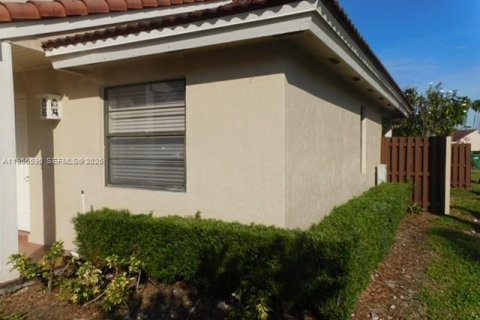 Casa en alquiler en Hialeah, Florida, 2 dormitorios, 86.58 m2 № 2010661 - foto 2