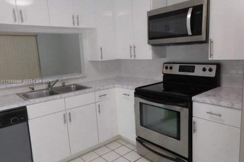 Casa en alquiler en Hialeah, Florida, 2 dormitorios, 86.58 m2 № 2010661 - foto 4