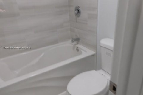 Casa en alquiler en Hialeah, Florida, 2 dormitorios, 86.58 m2 № 2010661 - foto 19