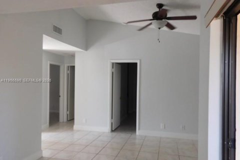 Casa en alquiler en Hialeah, Florida, 2 dormitorios, 86.58 m2 № 2010661 - foto 10