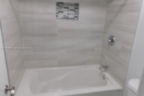 Casa en alquiler en Hialeah, Florida, 2 dormitorios, 86.58 m2 № 2010661 - foto 15