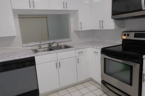 Casa en alquiler en Hialeah, Florida, 2 dormitorios, 86.58 m2 № 2010661 - foto 7