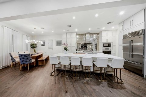 House in Tampa, Florida 6 bedrooms, 436.73 sq.m. № 2100802 - photo 4