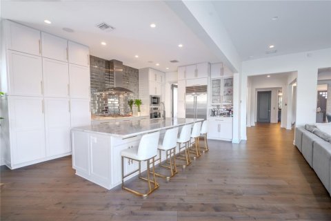 House in Tampa, Florida 6 bedrooms, 436.73 sq.m. № 2100802 - photo 5