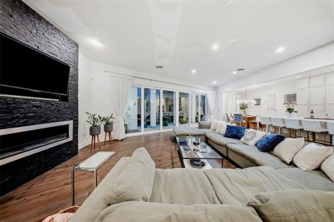 House in Tampa, Florida 6 bedrooms, 436.73 sq.m. № 2100802 - photo 9