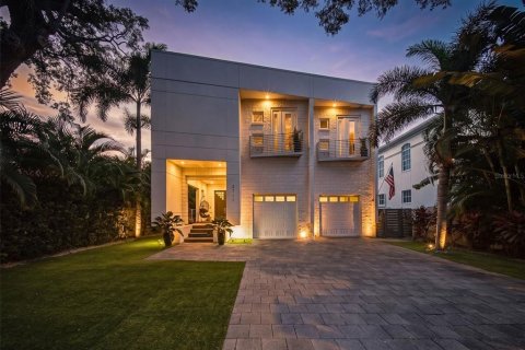 House in Tampa, Florida 6 bedrooms, 436.73 sq.m. № 2100802