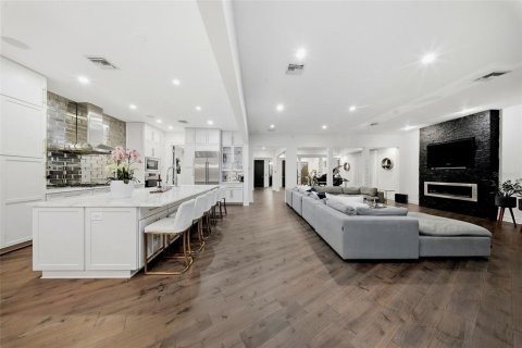 House in Tampa, Florida 6 bedrooms, 436.73 sq.m. № 2100802 - photo 8