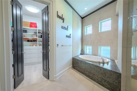 House in Tampa, Florida 6 bedrooms, 436.73 sq.m. № 2100802 - photo 18