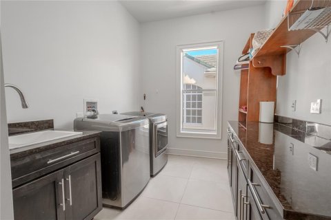 House in Tampa, Florida 6 bedrooms, 436.73 sq.m. № 2100802 - photo 25