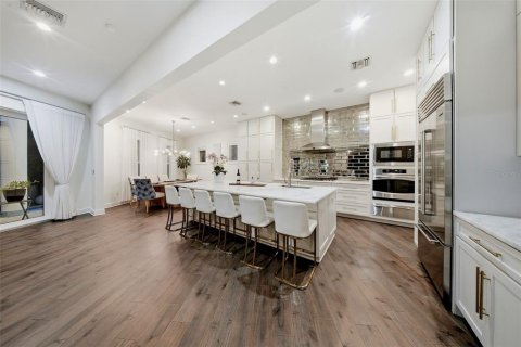 House in Tampa, Florida 6 bedrooms, 436.73 sq.m. № 2100802 - photo 3