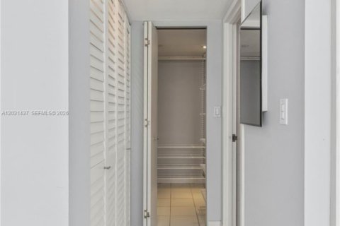 Condo in Miami, Florida, 2 bedrooms  № 2172762 - photo 16
