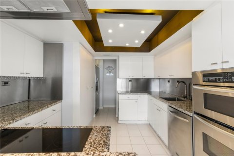 Condo in Miami, Florida, 2 bedrooms  № 2172762 - photo 13