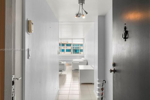 Condo in Miami, Florida, 2 bedrooms  № 2172762 - photo 2
