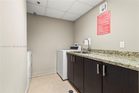 Condo in Miami, Florida, 2 bedrooms  № 2172762 - photo 25