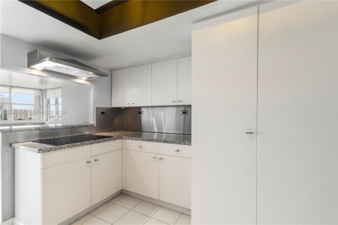 Condo in Miami, Florida, 2 bedrooms  № 2172762 - photo 12