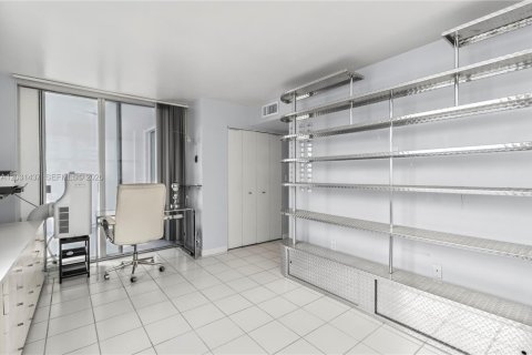 Condo in Miami, Florida, 2 bedrooms  № 2172762 - photo 19