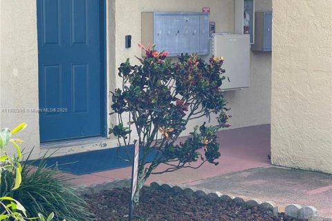 Condominio en venta en Cape Coral, Florida, 2 dormitorios, 83.61 m2 № 1945337 - foto 1