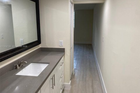 Condo in Miami, Florida, 1 bedroom  № 2017554 - photo 5