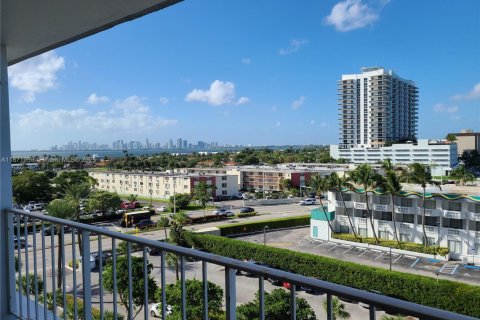 Condo in North Bay Village, Florida  № 1928688 - photo 7