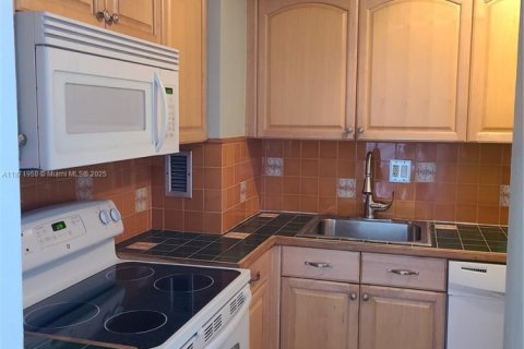 Condo in North Bay Village, Florida  № 1928688 - photo 5