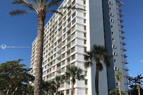 Condo in North Bay Village, Florida  № 1928688 - photo 1