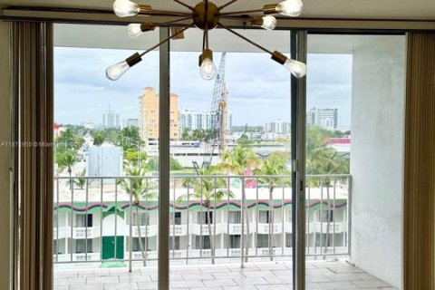 Condo in North Bay Village, Florida  № 1928688 - photo 4
