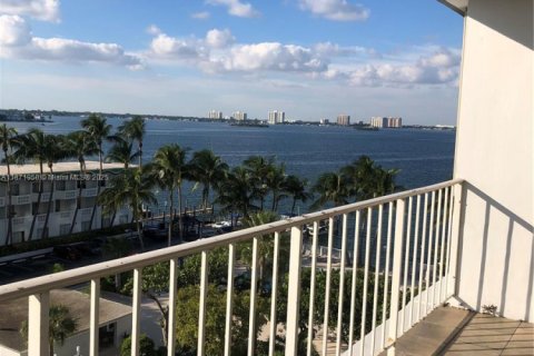 Copropriété à louer à North Bay Village, Floride: 53.6 m2 № 1928688 - photo 8