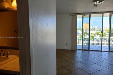 Condo in North Bay Village, Florida  № 1928688 - photo 2