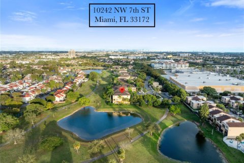 Adosado en Miami, Florida 2 dormitorios, 111.95 m2 № 2010478