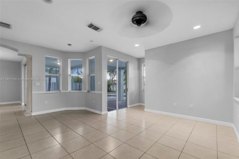 Снять в аренду виллу или дом в Майами, Флорида 4 спальни, 230.49м2, № 1953311 - фото 19