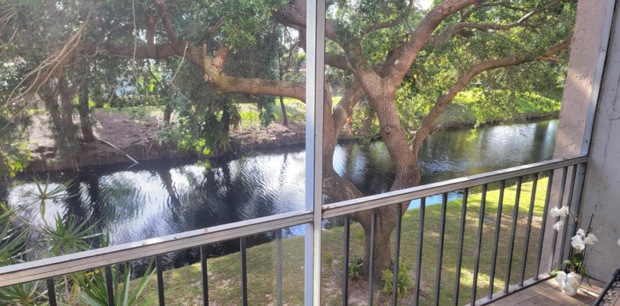 Condominio en North Lauderdale, Florida, 2 dormitorios № 2146877